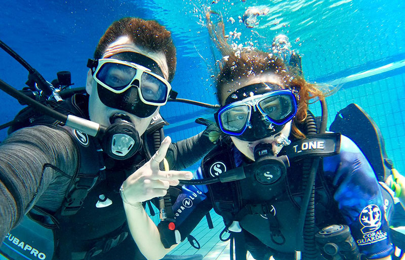 Plongeurs en fosse lors d'une formation de plongée pour débutants à My Diving Academy