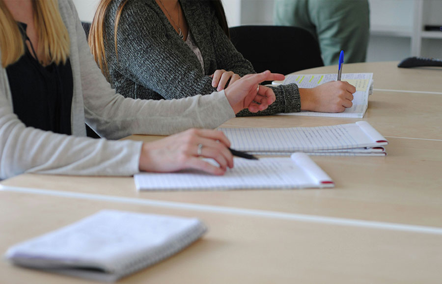 Apprenants en salle de cours pour se former à devenir Moniteur de plongée PADI